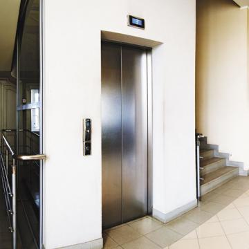 Хоть лифт и сложно себе представить вне здания, тем не менее его можно учесть как самостоятельный объект