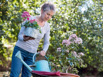 Ваша работница после выхода на пенсию собирается не только выращивать цветы, но и работать? Тогда не забудьте своевременно подать на нее СЗВ-СТАЖ, если она вас об этом попросит