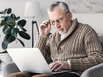 По мнению некоторых граждан, электронная трудовая книжка удобна тем, что можно дистанционно оформить пенсию без дополнительного документального подтверждения