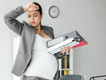 КС недавно подтвердил, что в период отпуска по беременности и родам женщина-ИП не освобождается от уплаты фиксированных взносов за себя на ОПС и ОМС, даже если бизнес в это время она не ведет
