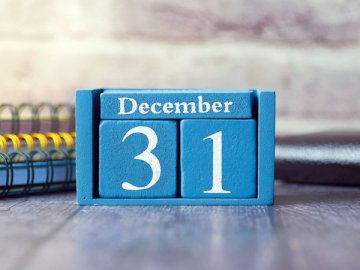 Проверять актуальность элементов амортизации нужно на 31 декабря каждого года. А в некоторых случаях и чаще