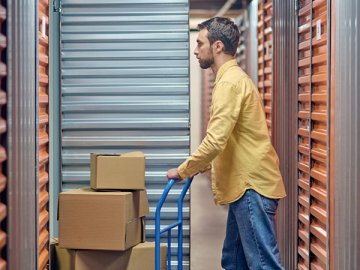 Не на каждом складе за арендаторами закрепляют определенные площади. Поэтому имущество компании может переезжать с места на место внутри склада. Значит, объект аренды в бухучете арендатора можно не показывать