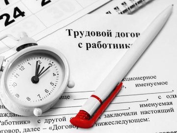 Уведомить сотрудников об увольнении в связи с ликвидацией компании-работодателя нужно как минимум за 2 месяца до увольнения. Даже если ликвидация проводится в упрощенном порядке