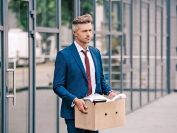 Увольнение по сокращению — почти всегда испытание для работника. И подсластить пилюлю может как раз средний заработок за первые месяцы после увольнения