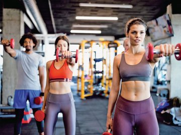 Компенсацию расходов на фитнес можно рассматривать как часть соцпакета. Но для Минфина важнее то, что ее выплачивают именно работникам, то есть в рамках трудовых отношений. А значит, взносы начислять надо