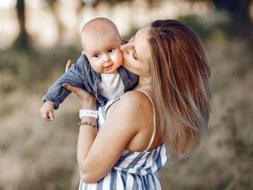 Если мама в 2023 г. была в оплачиваемом отпуске по уходу за ребенком, то в общем случае подавать на нее сведения в разделе 1.2 ЕФС-1 не нужно. СФР и так знает про ее отпуск