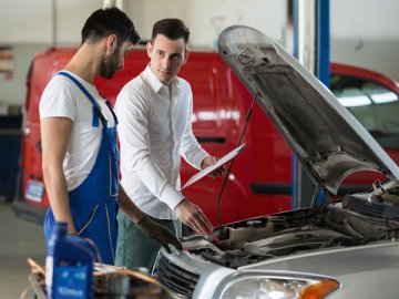 Если тратятся заметные средства на ремонт автомобилей, которых у компании нет ни в собственности, ни в аренде, то проверяющих это, конечно, заинтересует