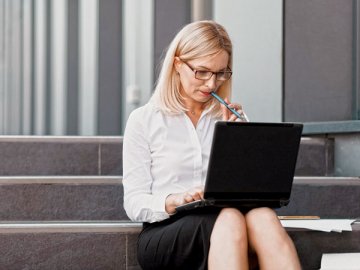 Чтобы обезопасить себя от «подотчетных» претензий налоговиков, нужно соблюдать несколько правил. Среди прочего не будет лишним проверить первичку на подлинность, в том числе при помощи сервисов ФНС