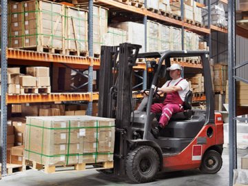 Транспортные расходы, связанные с перемещением товаров между собственными складами организации, — это косвенные «прибыльные» расходы компании