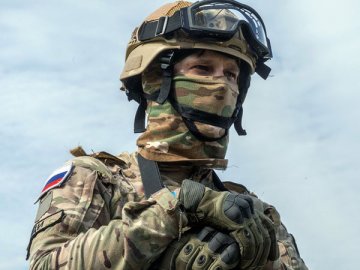 Если работник собрался служить по контракту, то настоятельно попросите его представить вам копию контракта. Иначе придется делать запрос в военкомат и уточнять информацию