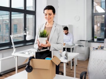 Если ваш работник переезжает в новый офис в том же городе и будет выполнять ту же работу, что и ранее, на прежней должности, то это и не перевод вовсе. А значит, вам нечего сообщать в СФР