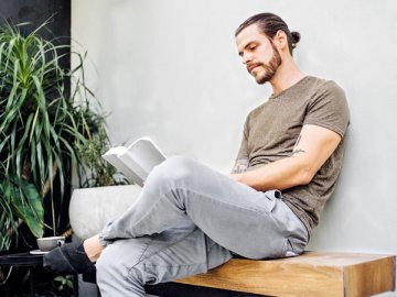 Работник, которому не выдали положенную ему спецодежду, вправе отказаться от выполнения своих трудовых обязанностей. При этом период его бездействия работодателю придется оплатить