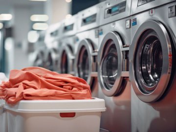 Работодатель обязан не только выдавать сотрудникам спецодежду, но и обеспечивать ее чистку и стирку