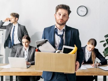 Работодатель вправе распрощаться с работником, который был направлен на учебу, но занятия не посещал и итоговую аттестацию не прошел