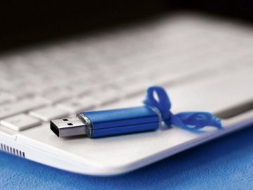 Говоря о возможности дистанционного продления УКЭП юрлица и ИП, отметим, что продлить УКЭП этим способом можно только на тот носитель, на который был получен сертификат налоговой службы изначально