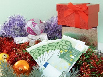 «13-я зарплата» — термин неофициальный. Оформить такую выплату можно по-разному. Причем от способа оформления зависит, сможете вы ее учесть в налоговых целях или нет