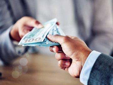 Неизрасходованные подотчетные деньги нельзя передавать от одного работника другому напрямую. Они должны пройти через кассу работодателя и банк