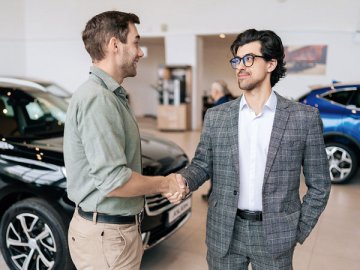 Дивиденды участнику можно выплатить и в неденежной форме. Например, передав ему автомобиль. Правда, такую передачу налоговики считают реализацией со всеми вытекающими НДС-последствиями