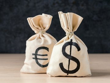 Если участник вносит вклад в УК в валюте, то после пересчета в рубли может получиться излишек. Его участнику можно вернуть или учесть, но не как вклад в УК