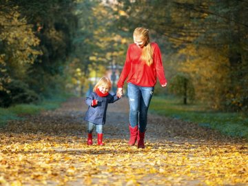 Отпуск родителя по уходу за ребенком старше 1,5 лет выделяют в ЕФС-1 с кодом «ДЛДЕТИ». Но его указание в отчете с типом «Назначение выплат по ОСС» Порядком заполнения формы не предусмотрено