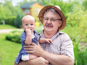 Отпуск по уходу за ребенком могут взять не только его родители, но и другие родственники. Например, дедушка