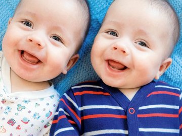 Различных вопросов, связанных с детским отпуском, возникает немало. Например, недавно Минтруд разъяснял, сколько членов семьи могут взять отпуск по уходу в случае рождения двойняшек