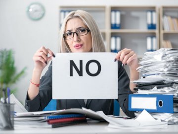 Недавно Роструд заявил, что работодатель вправе отказать сотруднику в отпуске с последующим увольнением. Поскольку предоставление такого отпуска — это право работодателя, а не обязанность