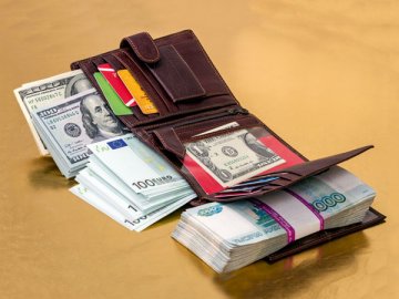 Если вы будете расплачиваться с работником — валютным нерезидентом наличными (хоть рублями, хоть валютой), все равно такие действия признают нарушением валютного законодательства
