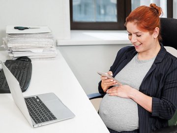 Беременная работница может уйти в декрет с первого дня больничного, может позже. А крайний срок подачи ЕФС-1 будет зависеть от даты, когда оформлено заявление на отпуск по беременности