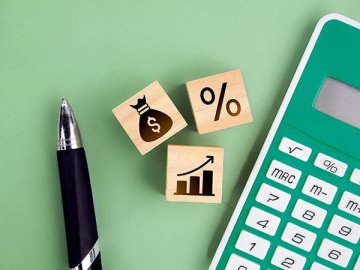 Штраф можно установить в твердой сумме, а можно в процентах. В последнем случае штраф рассчитывается от цены договора или от не уплаченной в срок суммы