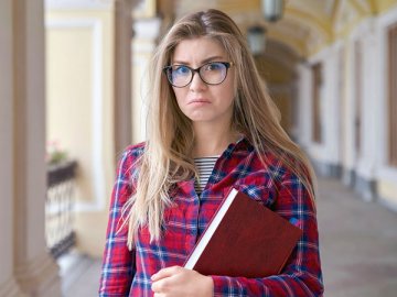 По сообщениям Минобрнауки, от 15% до 40% студентов не завершают обучение в вузах. И если ребенок работника из их числа, работник обязан сообщить об этом работодателю в целях прекращения получения детского вычета