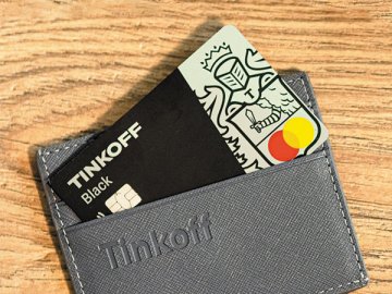 Плательщики АУСН не могут выплачивать работникам зарплату наличными или в натуральной форме. То есть переводить оплату за труд нужно по безналу на банковскую карту сотрудника