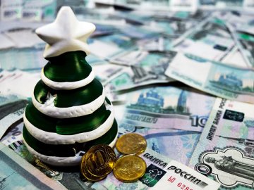 Перед Новым годом нужно не только перечислить работникам декабрьскую зарплату, срок выплаты которой приходится на новогодние каникулы, но и оплатить отпуска, начинающиеся в период с 1 по 14 января