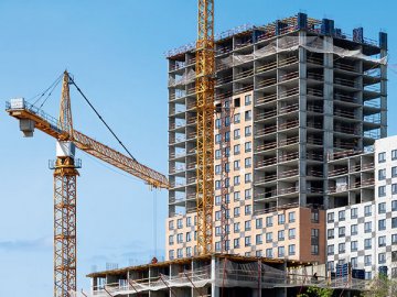 Еще не достроенную недвижимость, приобретенную по ДДУ, продать нельзя. Но можно за плату уступить право требования к застройщику о передаче соответствующих помещений