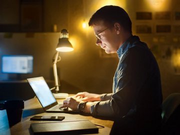 Не нужно указывать в штатном расписании, что ваш работник трудится в ночную смену. Это условие и размер оплаты устанавливаются другими кадровыми документами