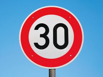 Переплату по дорожным штрафам можно вернуть, подав заявление до истечения 30 дней со дня вынесения «штрафного» постановления, если в нем отражена возможность уплаты штрафа в льготном размере