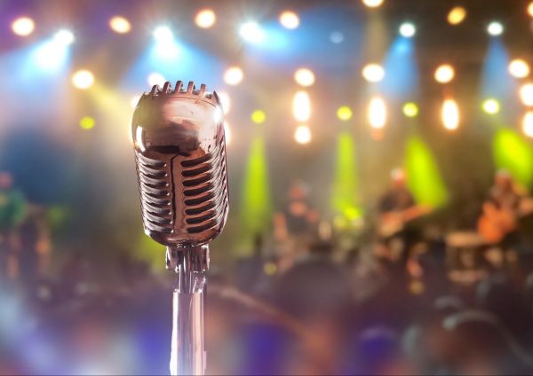Новости: Зрителей будут предупреждать, что артист на концерте будет петь «под фанеру»