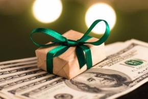 Новости: Как правильно дарить подарки работникам, чтобы не платить страховые взносы
